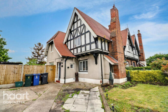 2 bed property, in Station Road, £190,000