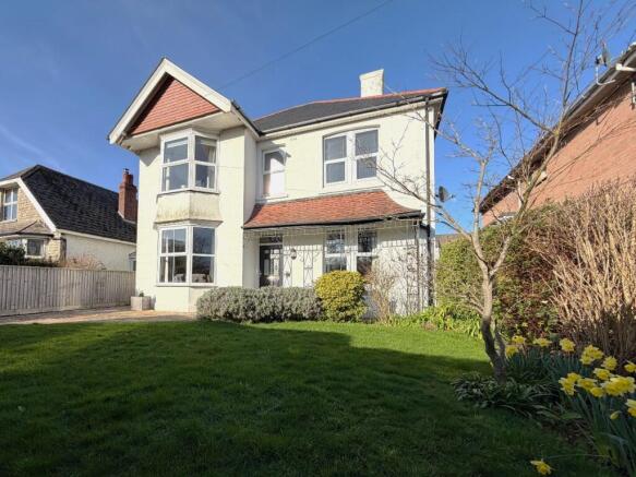 5 bed property, in Victoria Avenue, £775,000