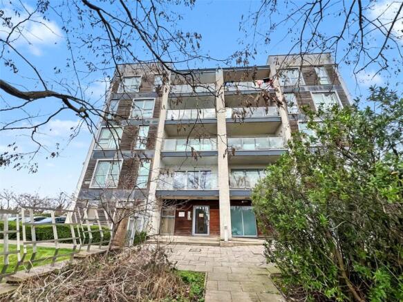 2 bed property, in Ashton Old Road, £80,000