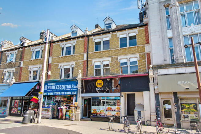 1 bed property, in High Street, £160,000
