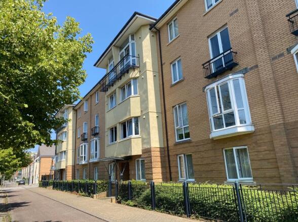 2 bed property, in Ffordd Garthorne, £140,000