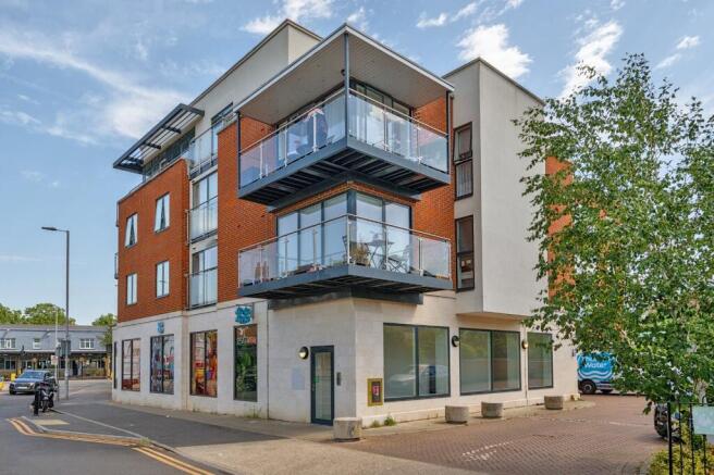 1 bed property, in Ellerton Road, £325,000