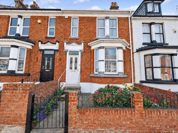 3 bed property, in Valley Road, £270,000