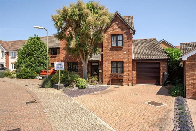 4 bed property, in Admiralty Close, £450,000
