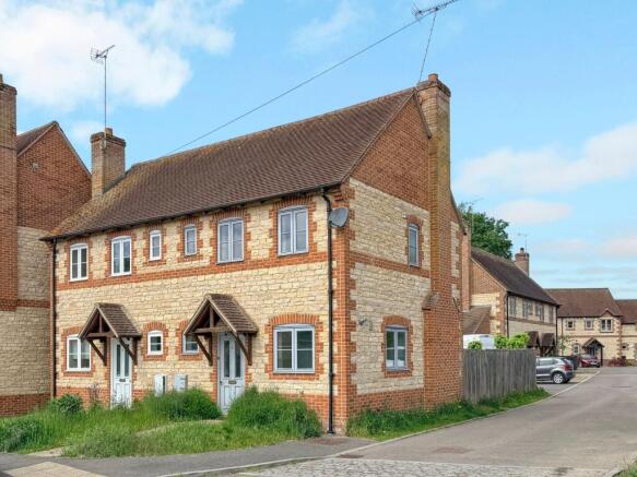 2 bed property, in Waylands, £260,000
