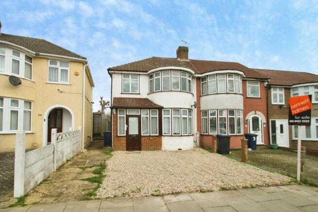 3 bed property, in Reading Road, £565,000