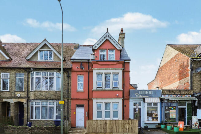 5 bed property, in Block Of Five Flats, £950,000