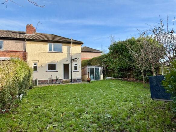 3 bed property, in Shirley Place, £160,000
