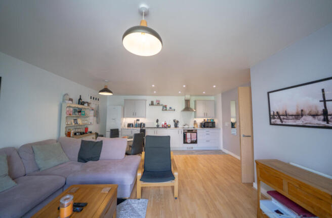 2 bed property, in Maidstone Road, £200,000