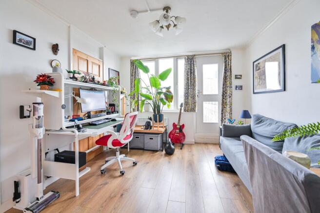 1 bed property, in Woolstaplers Way, £175,000