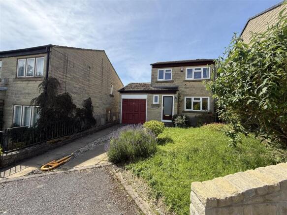 3 bed property, in Stocks Green Court, £365,000
