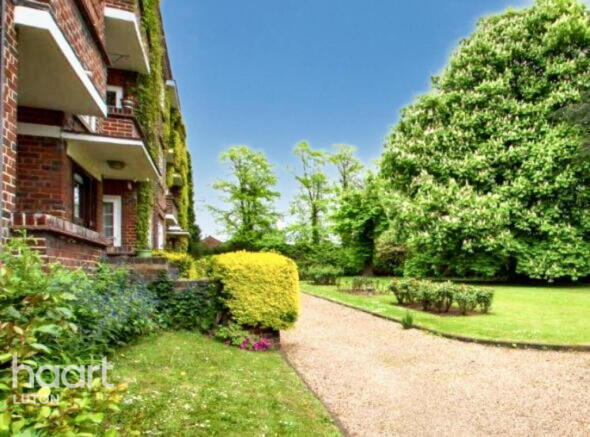 2 bed property, in Bedford Gardens, £235,000