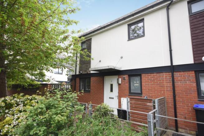 2 bed property, in Oak Tree Gardens, £230,000