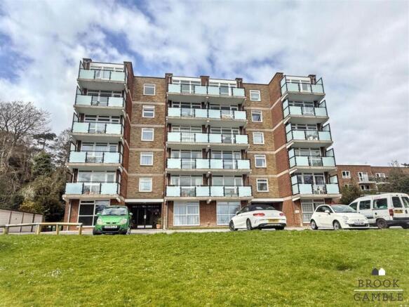 1 bed property, in Arundel Road, £120,000