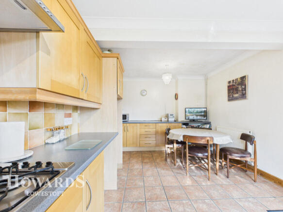 2 bed property, in Lansdowne Road, £250,000