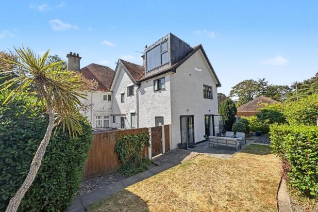 3 bed property, in Canford Cliffs, £700,000