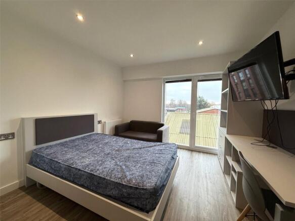 1 bed property, in Queens Road, £70,000