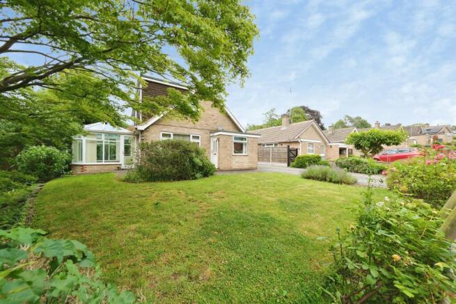 4 bed property, in Askew Grove, £430,000