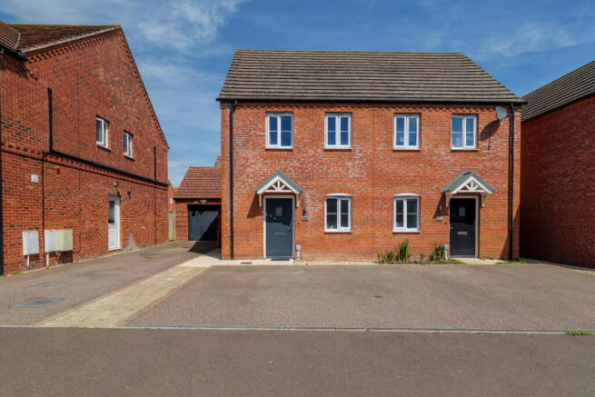 2 bed property, in Kendle Road, £200,000