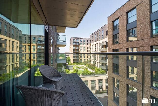 2 bed property, in Skyline Apartments, £625,000