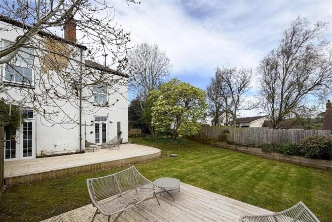 4 bed property, in Fordlands Crescent, £450,000