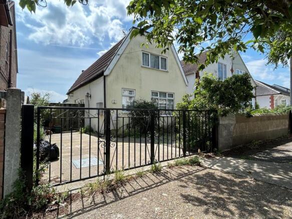 2 bed property, in Elm Road, £180,000