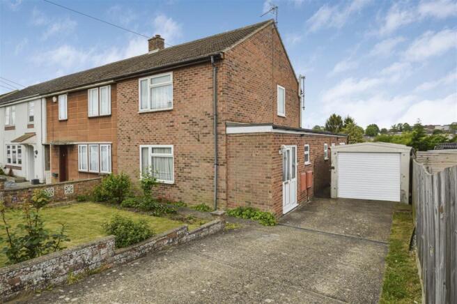 2 bed property, in Fern Grove, £230,000