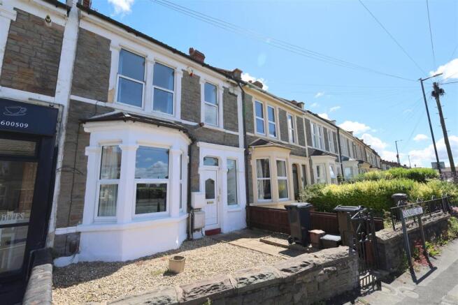 1 bed property, in Soundwell Road, £165,000