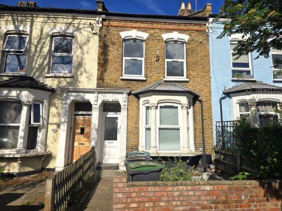 2 bed property, in Beaconsfield Road, £400,000