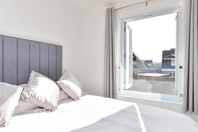 5 bed property, in Saffron Close, £525,000
