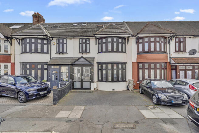 5 bed property, in Broadhurst Avenue, £675,000