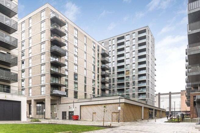 2 bed property, in Regal Walk, £350,000