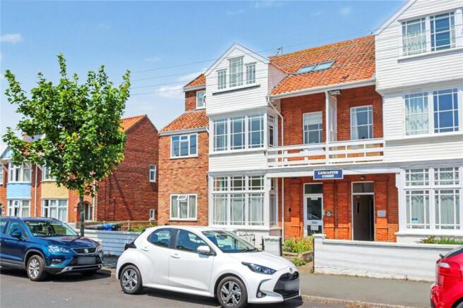 1 bed property, in Pier Avenue, £290,000