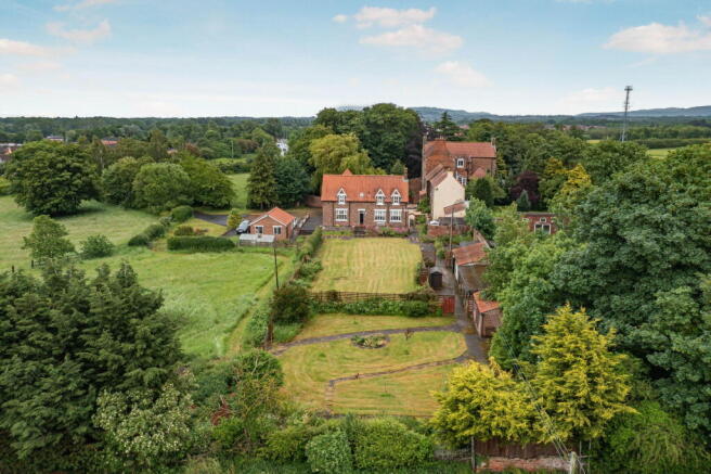 5 bed property, in Stainton Way, £900,000