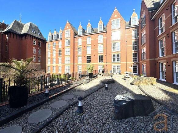 2 bed property, in Marine Gate, £170,000