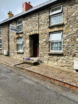 2 bed property, in Upper St. Mary Street, £290,000