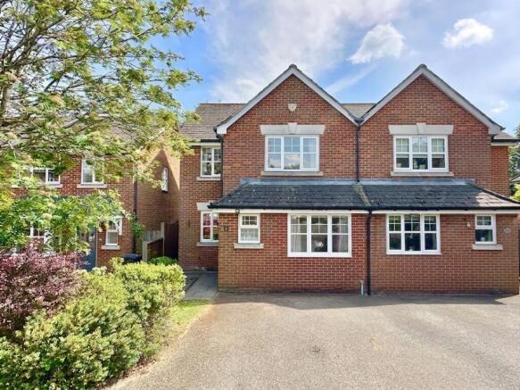 3 bed property, in Fielders Way, £600,000