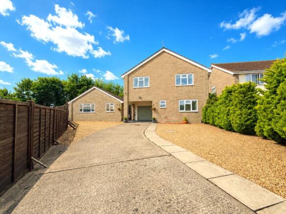 5 bed property, in Julians Acres, £595,000
