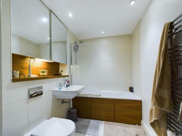 1 bed property, in Chatham Quays, £160,000