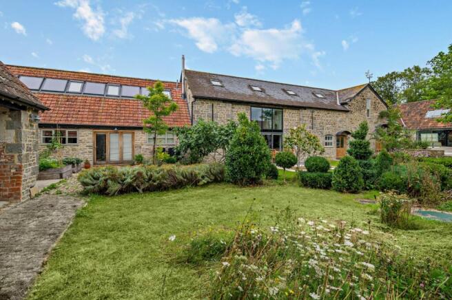 5 bed property, in Thornhill, £995,000