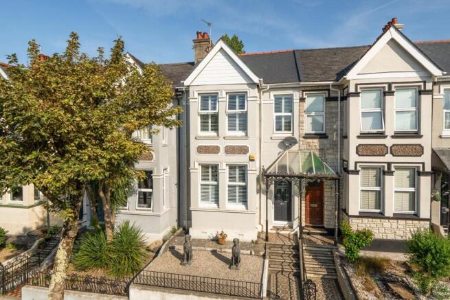 3 bed property, in Elphinstone Road, £325,000