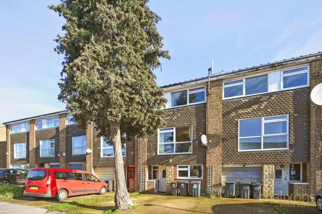 4 bed property, in Hollman Gardens, £550,000