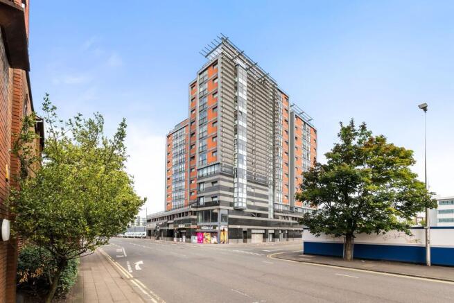 2 bed property, in Flat 8/3, £185,000