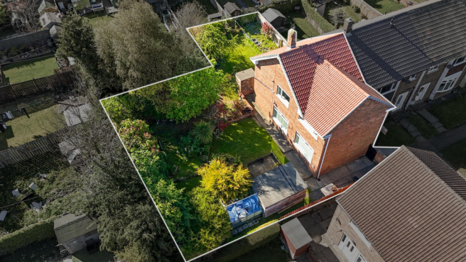 4 bed property, in Fulwell Road, £120,000