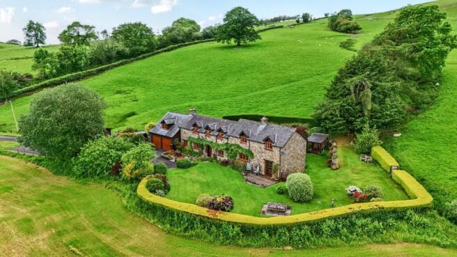 4 bed property, in Llanwnog, £550,000