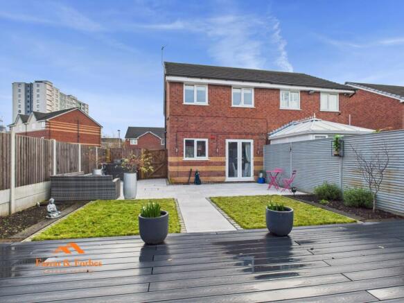 3 bed property, in Chiffon Way, £350,000