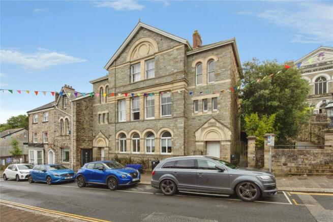 1 bed property, in Fore Street, £120,000