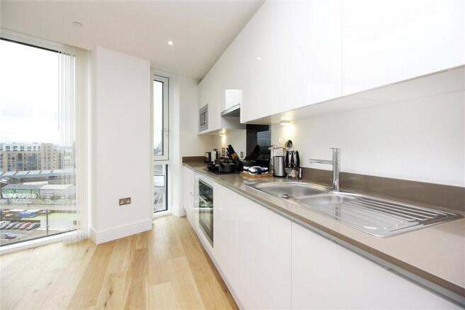 2 bed property, in Sky View Tower, £435,000