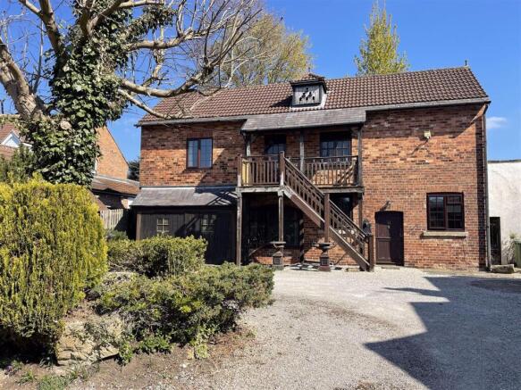 2 bed property, in Carleton Road, £290,000