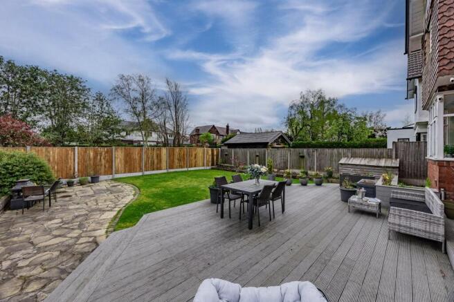 5 bed property, in Woodford Road, £1,000,000